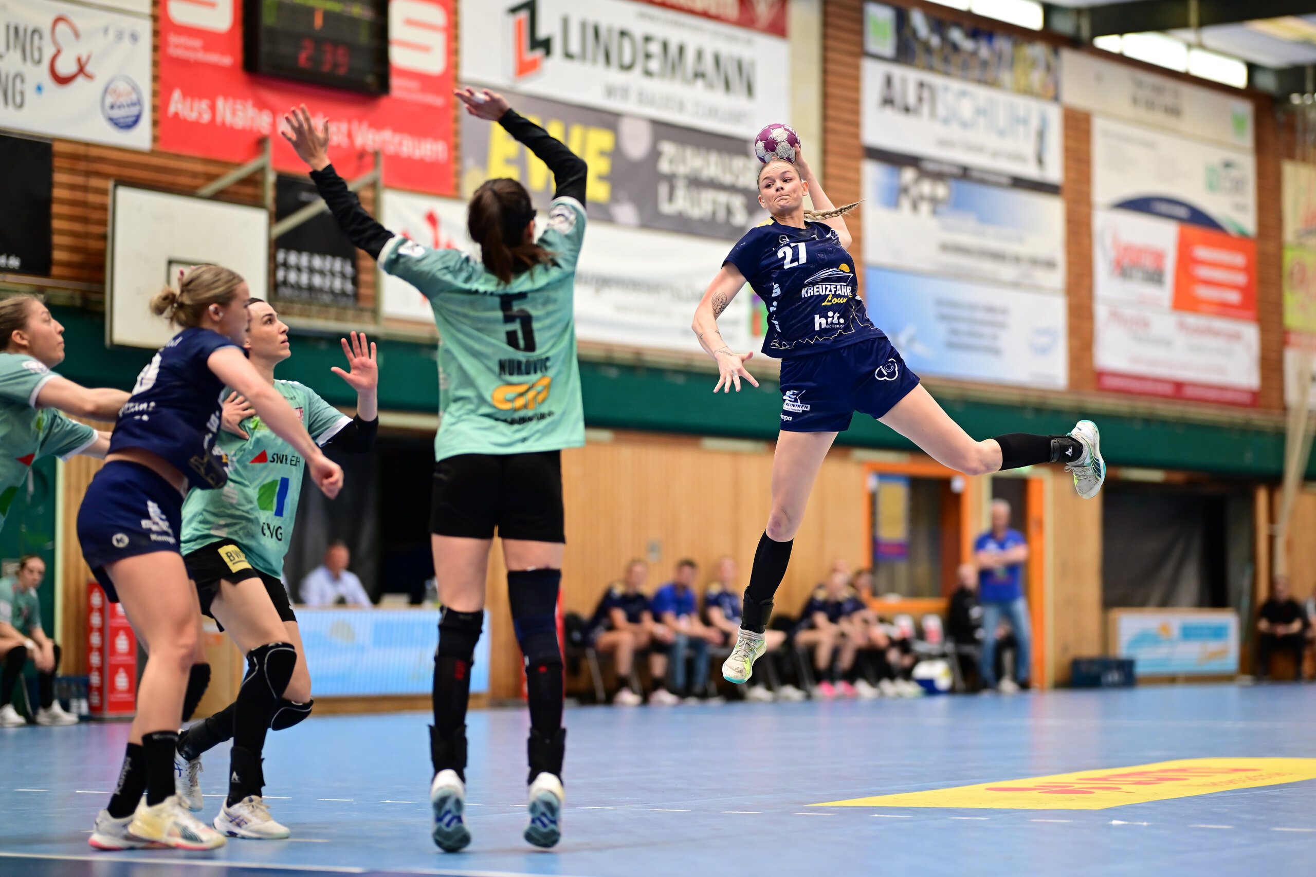 Edita Nukovic (5, SV Union Halle-Neustadt) kann den Wurf von Mie Elen Rakstad (27, Buxtehuder Sportverein) nicht verhindern